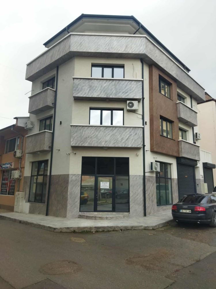 Ново, ъглово помещение на партер в кв. Българка, с големи витрини-0 Ново, ъглово помещение на партер в кв. Българка, с големи витрини - 0