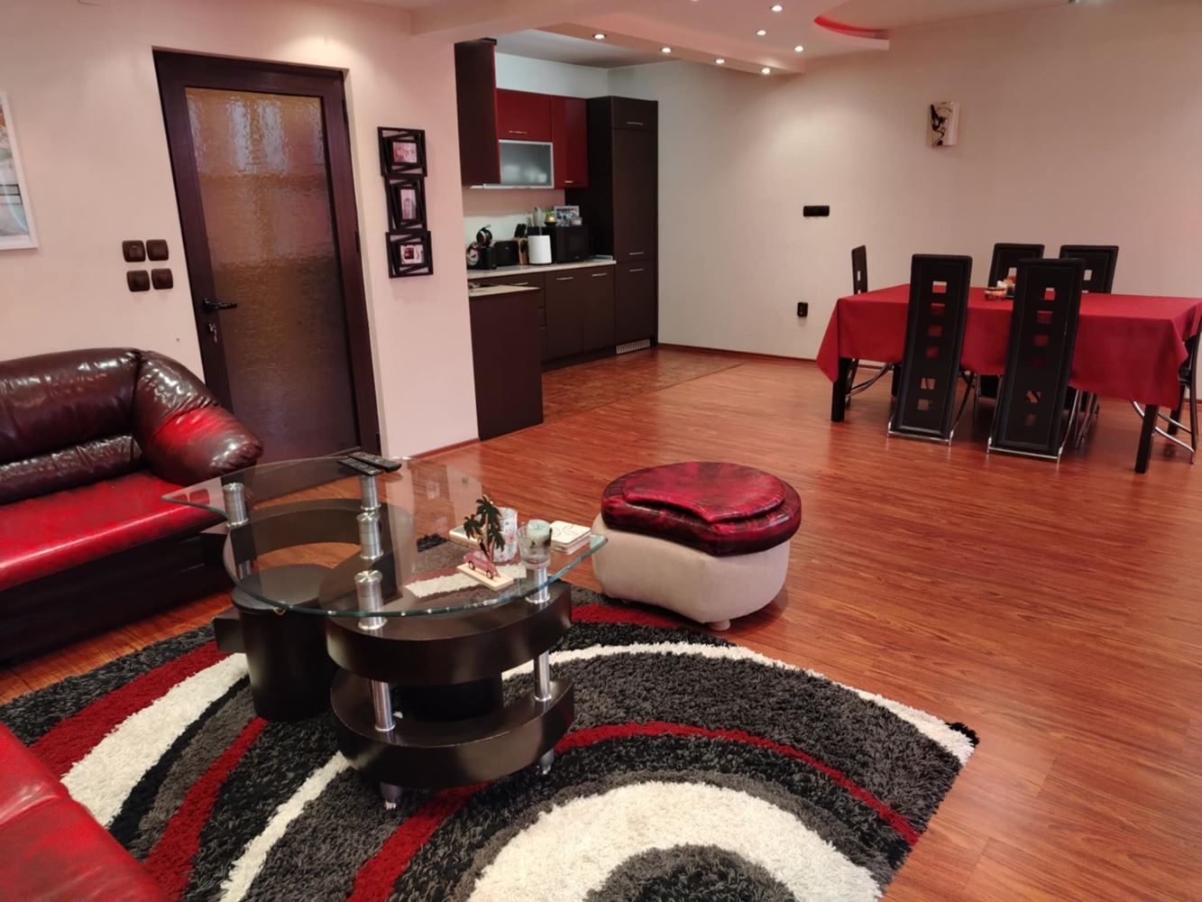 квартал. Дружба, Просторная двухкомнатная квартира в аренду, Меблированная, парковочное место-0 кв. Дружба, Просторен двустаен апартамент под наем, Обзаведен, паркомясто - 0