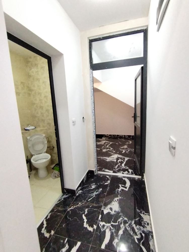 Ново, ъглово помещение на партер в кв. Българка, с големи витрини-0 Ново, ъглово помещение на партер в кв. Българка, с големи витрини - 0