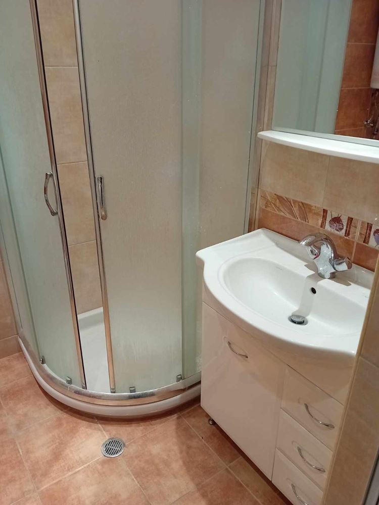 Център – до Билла – тухлен, тристаен, обзаведен, ТЕЦ, ет. 5-0 Център - до Билла - тухлен, тристаен, обзаведен, ТЕЦ, ет. 5 - 0