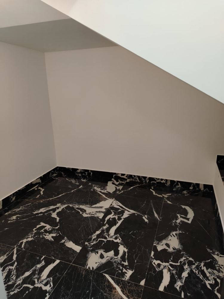 Ново, ъглово помещение на партер в кв. Българка, с големи витрини-0 Ново, ъглово помещение на партер в кв. Българка, с големи витрини - 0