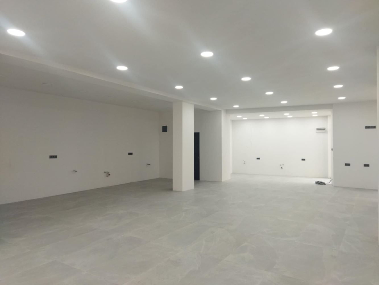 Торговое помещение, Ларго, 224 кв.м. первый этаж, большое окно-0 Търговско помещение, Ларго, 224 кв.м. партер, голяма витрина - 0