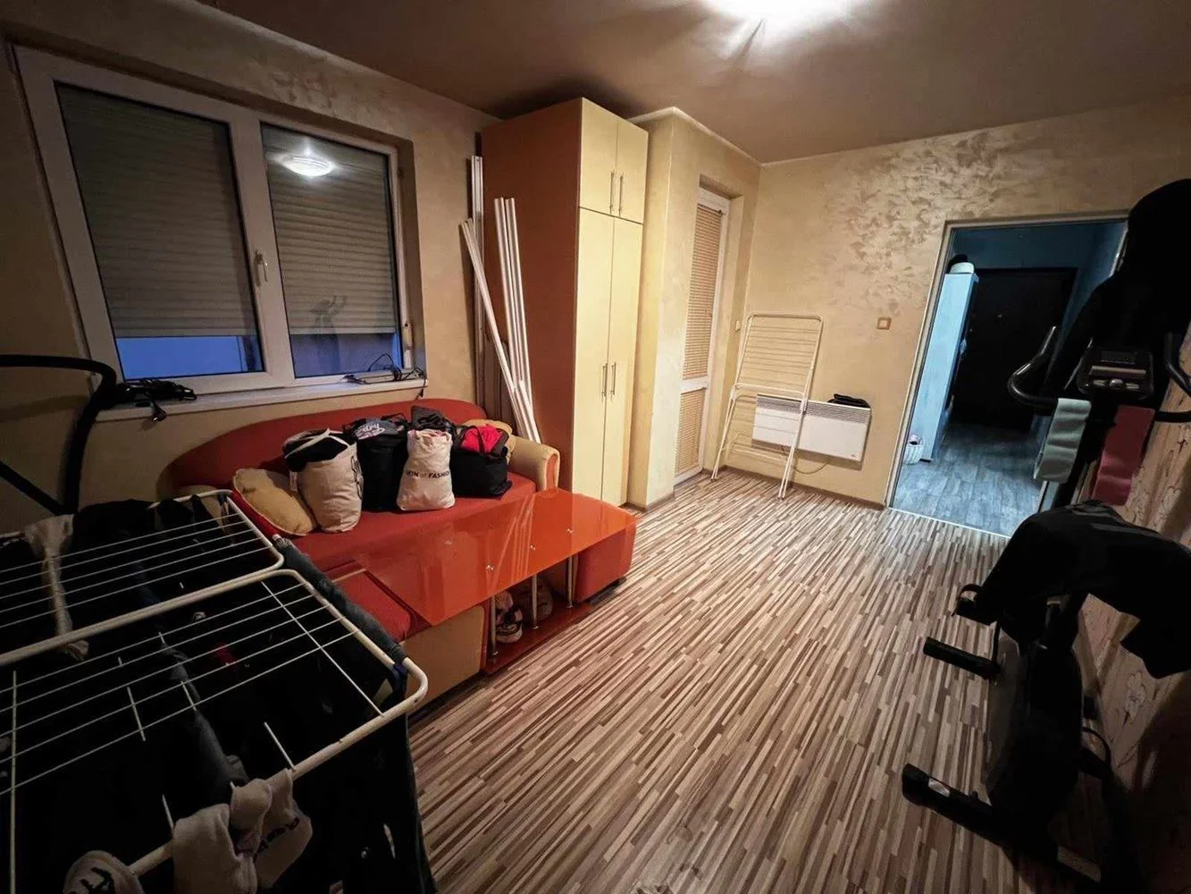 Zentrum - in der Nähe des Platzes. ”LEVSKY” - zu verkaufen drei Schlafzimmer, möbliert, Tez-0 Stadtzentrum – in der Nähe des ”Levski”-Platzes – möblierte 3-Zimmer-Wohnung zu verkaufen, Heizkosten: 0