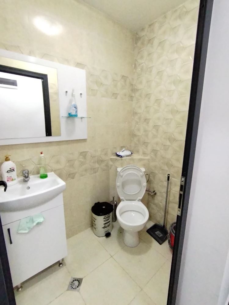 Ново, ъглово помещение на партер в кв. Българка, с големи витрини-0 Ново, ъглово помещение на партер в кв. Българка, с големи витрини - 0