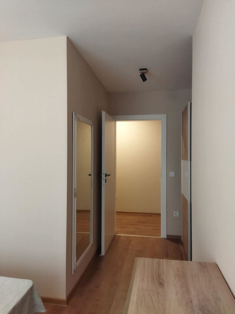 Център – дава под наем отличен, тристаен апартамент – Н. С. стилен, удобен, ТЕЦ,-0 Център - дава под наем отличен, тристаен апартамент - Н. С. стилен, удобен, ТЕЦ, - 0