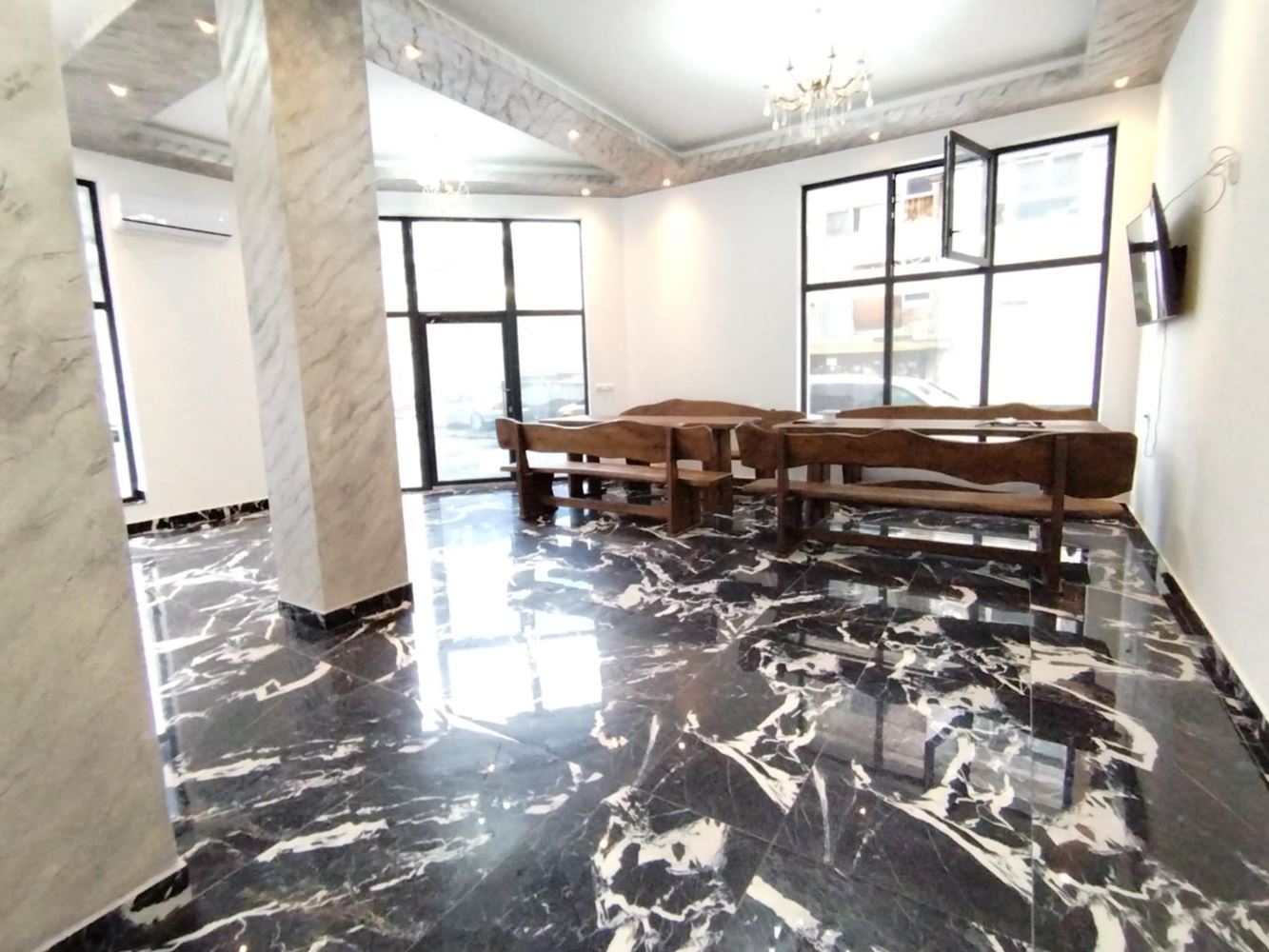 Ново, ъглово помещение на партер в кв. Българка, с големи витрини-0 Ново, ъглово помещение на партер в кв. Българка, с големи витрини - 0