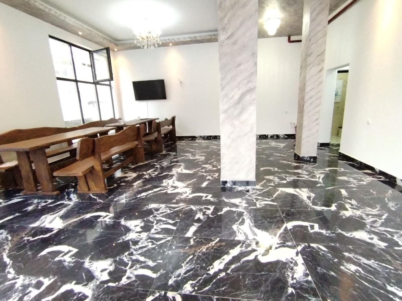 Ново, ъглово помещение на партер в кв. Българка, с големи витрини-0 Ново, ъглово помещение на партер в кв. Българка, с големи витрини - 0