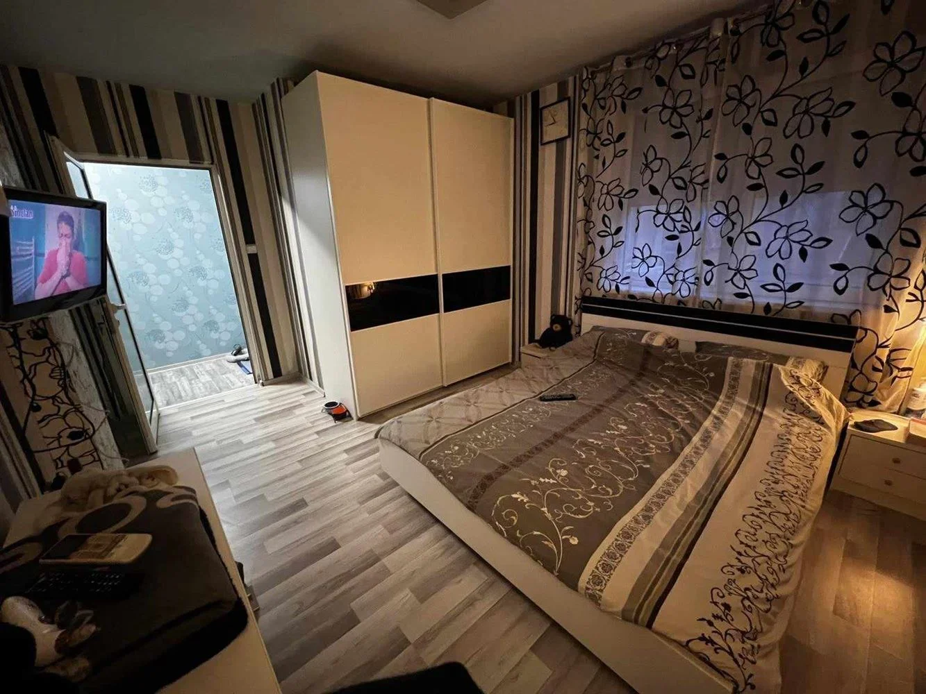 Zentrum - in der Nähe des Platzes. ”LEVSKY” - zu verkaufen drei Schlafzimmer, möbliert, Tez-0 Stadtzentrum – in der Nähe des ”Levski”-Platzes – möblierte 3-Zimmer-Wohnung zu verkaufen, Heizkosten: 0