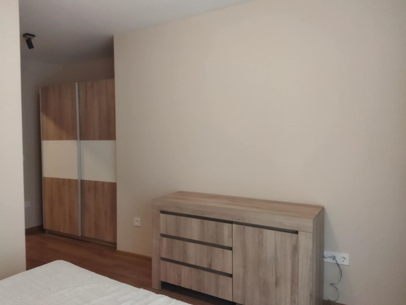 Център – дава под наем отличен, тристаен апартамент – Н. С. стилен, удобен, ТЕЦ,-0 Център - дава под наем отличен, тристаен апартамент - Н. С. стилен, удобен, ТЕЦ, - 0