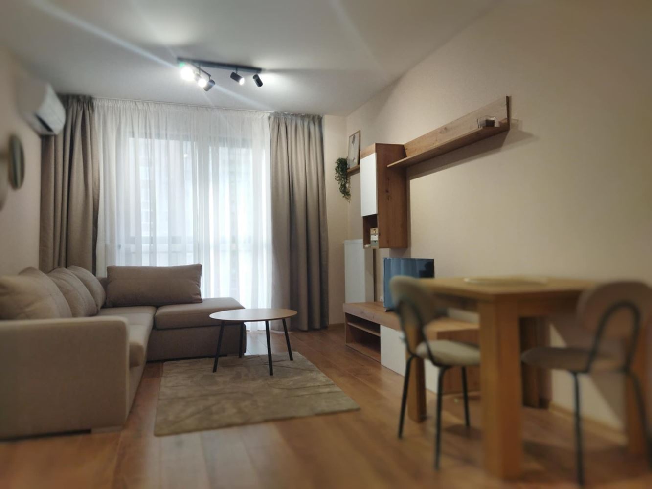 Център – дава под наем отличен, тристаен апартамент – Н. С. стилен, удобен, ТЕЦ,-0 Център - дава под наем отличен, тристаен апартамент - Н. С. стилен, удобен, ТЕЦ, - 0