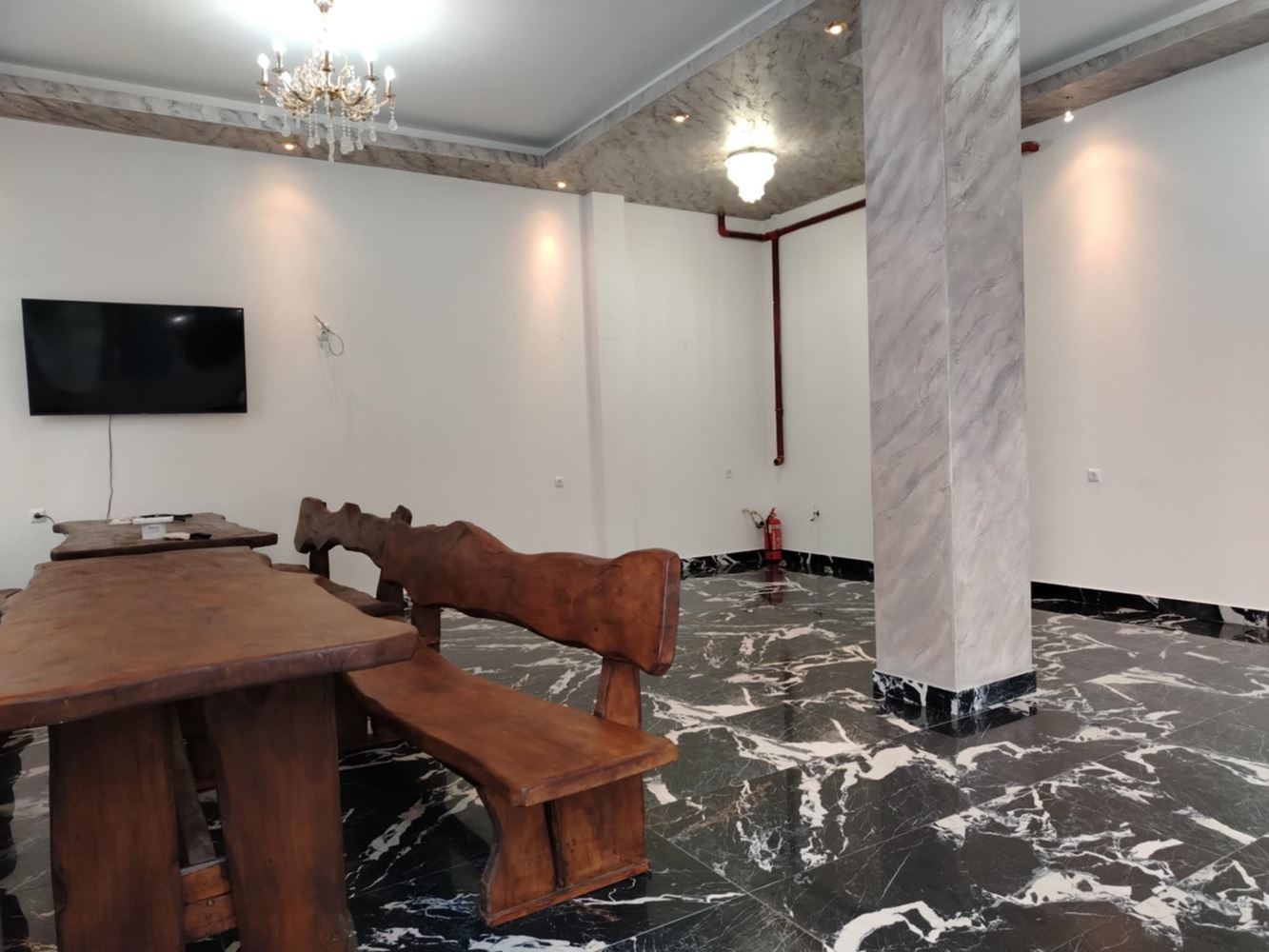 Ново, ъглово помещение на партер в кв. Българка, с големи витрини-0 Ново, ъглово помещение на партер в кв. Българка, с големи витрини - 0