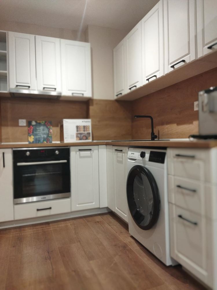 Център – дава под наем отличен, тристаен апартамент – Н. С. стилен, удобен, ТЕЦ,-0 Център - дава под наем отличен, тристаен апартамент - Н. С. стилен, удобен, ТЕЦ, - 0