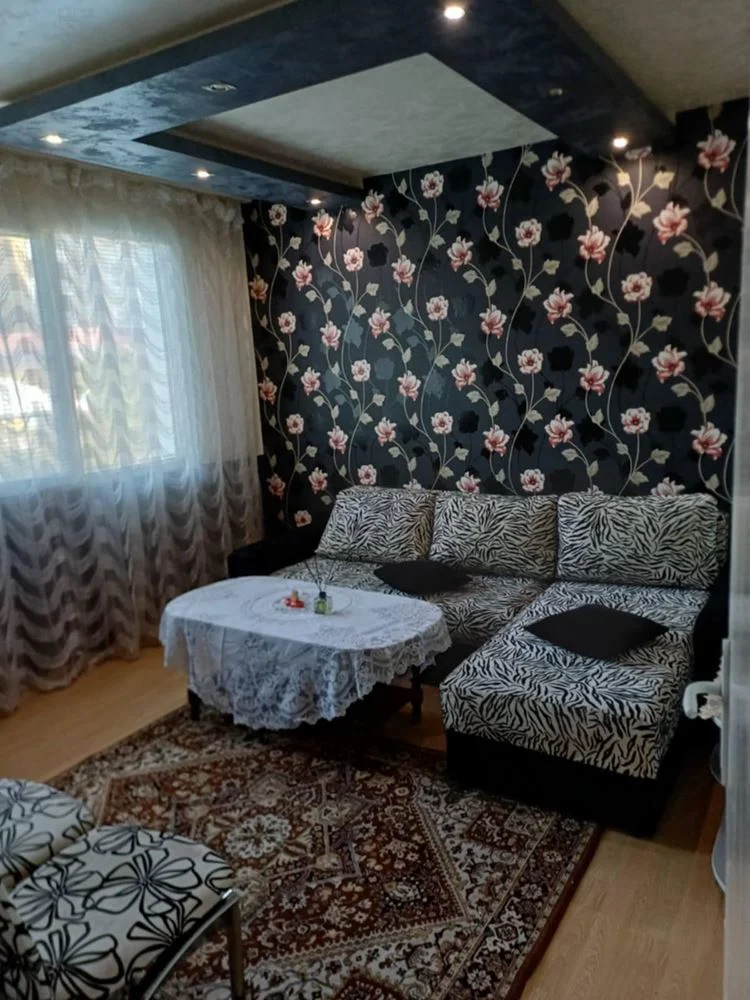 Quartal. Klutsohor, Ein-Zimmer-Wohnung, umgewandelt in zwei Schlafzimmer, möbliert, nach der Renovierung-0 Stadtteil Klutsohor, Zweizimmerwohnung, zu einer Dreizimmerwohnung umgebaut, möbliert, renoviert – 0