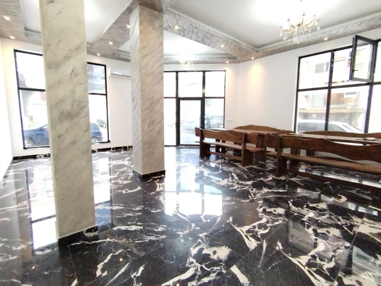 Ново, ъглово помещение на партер в кв. Българка, с големи витрини-0 Ново, ъглово помещение на партер в кв. Българка, с големи витрини - 0