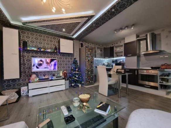 Център - близо до пл. ”ЛЕВСКИ” - продава тристаен, обзаведен, Тец - 0