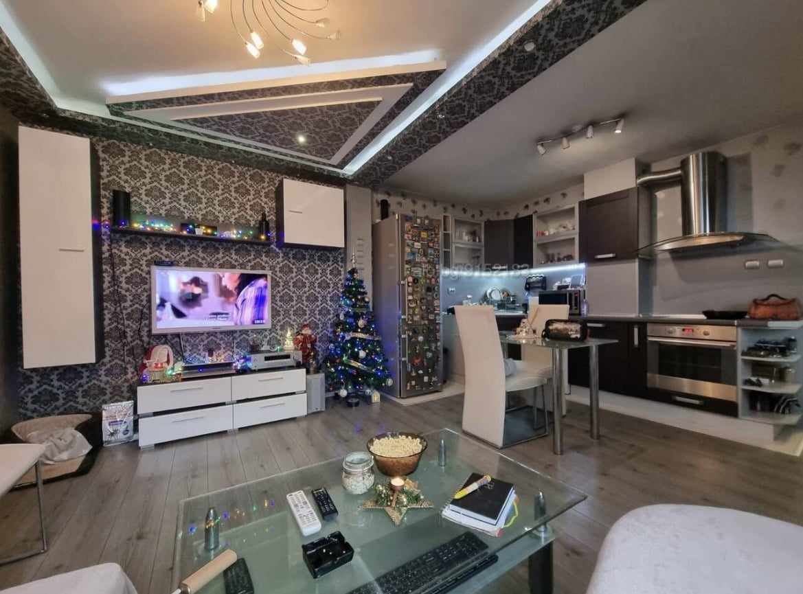 Център – близо до пл. ”ЛЕВСКИ” – продава тристаен, обзаведен, Тец-0 Център - близо до пл. ”ЛЕВСКИ” - продава тристаен, обзаведен, Тец - 0