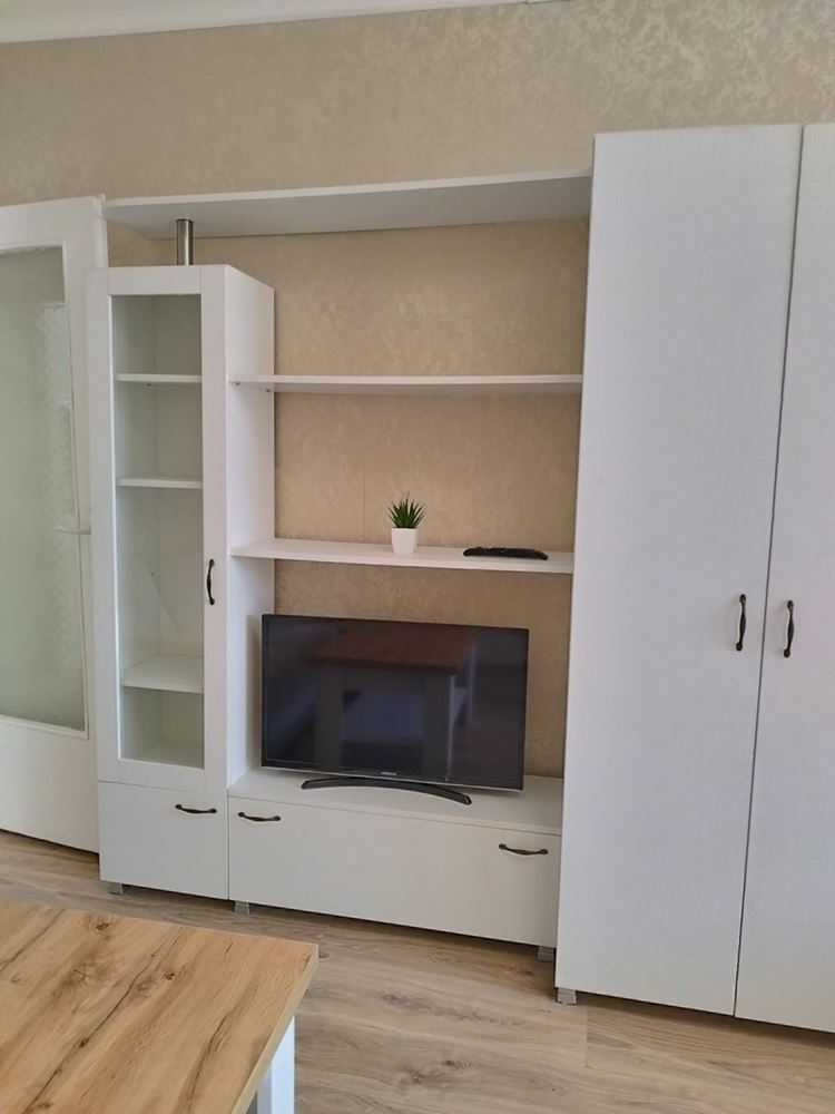 Центр, студия, юг, с мебелью и техникой-0 Център,гарсониера ,юг,обзаведена с мебели и техника - 0