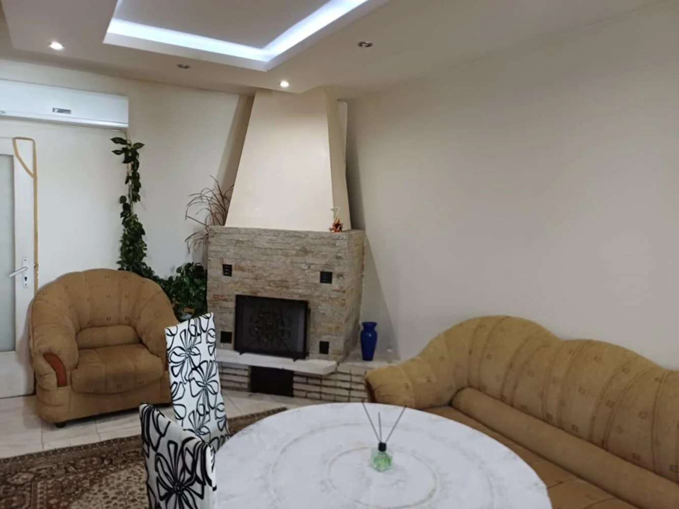 Quartal. Klutsohor, Ein-Zimmer-Wohnung, umgewandelt in zwei Schlafzimmer, möbliert, nach der Renovierung-0 Stadtteil Klutsohor, Zweizimmerwohnung, zu einer Dreizimmerwohnung umgebaut, möbliert, renoviert – 0