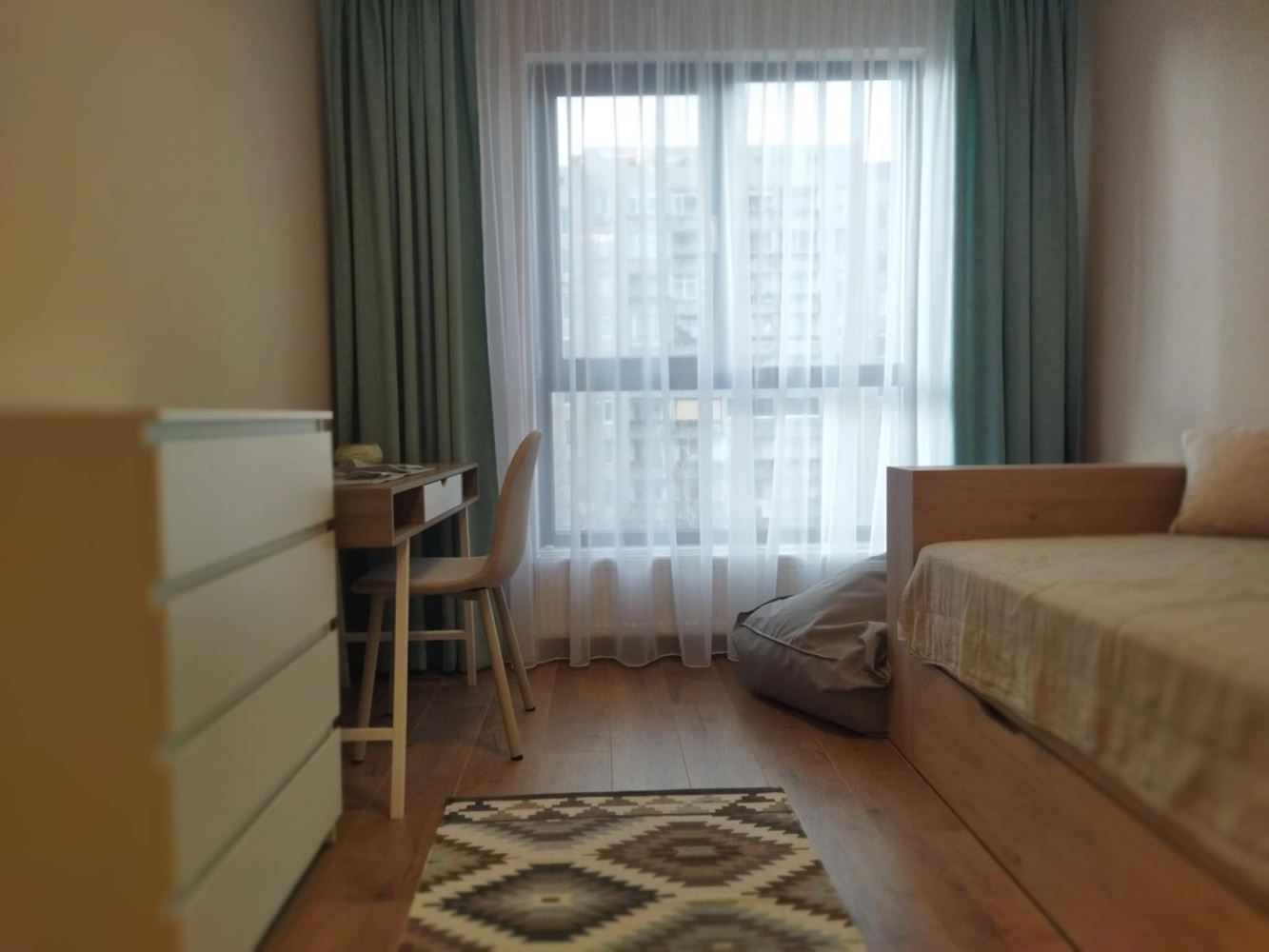 Център – дава под наем отличен, тристаен апартамент – Н. С. стилен, удобен, ТЕЦ,-0 Център - дава под наем отличен, тристаен апартамент - Н. С. стилен, удобен, ТЕЦ, - 0