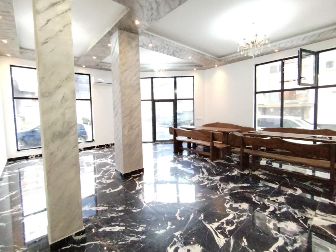 Ново, ъглово помещение на партер в кв. Българка, с големи витрини-0 Ново, ъглово помещение на партер в кв. Българка, с големи витрини - 0