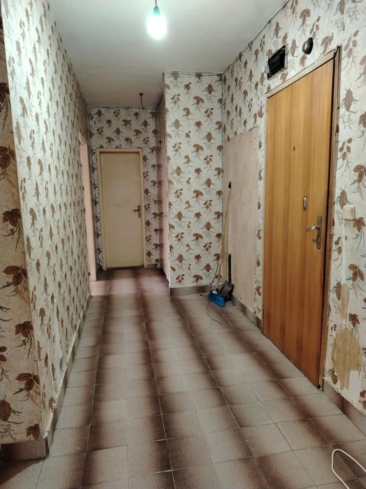 Център, Голям двустаен апартамент, тухла, ТЕЦ, саниран, с възможност за втора спалня-0 Център, Голям двустаен апартамент, тухла, ТЕЦ, саниран, с възможност за втора спалня - 0