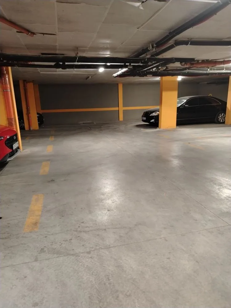 Tiefgaragenstellplatz in einem Luxusgebäude im Zentrum, Bereich Blaue Zone-0 Tiefgaragenstellplatz in einem Luxusgebäude im Stadtzentrum, Zone „Sinja zona“ – 0