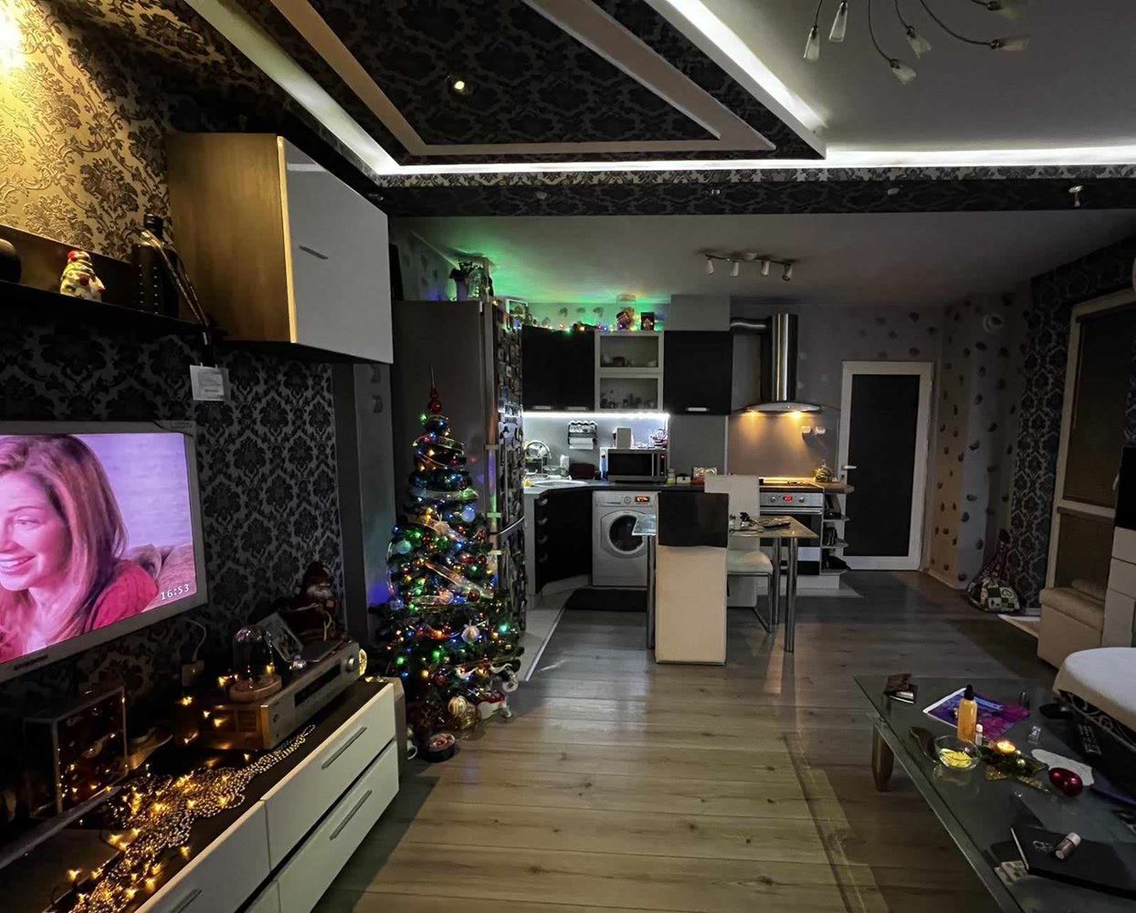 Център – близо до пл. ”ЛЕВСКИ” – продава тристаен, обзаведен, Тец-0 Център - близо до пл. ”ЛЕВСКИ” - продава тристаен, обзаведен, Тец - 0