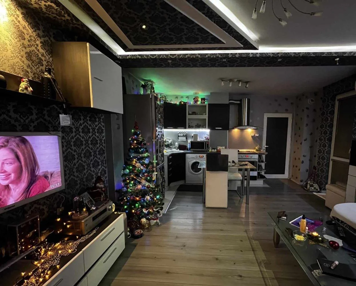 Zentrum - in der Nähe des Platzes. ”LEVSKY” - zu verkaufen drei Schlafzimmer, möbliert, Tez-0 Stadtzentrum – in der Nähe des ”Levski”-Platzes – möblierte 3-Zimmer-Wohnung zu verkaufen, Heizkosten: 0
