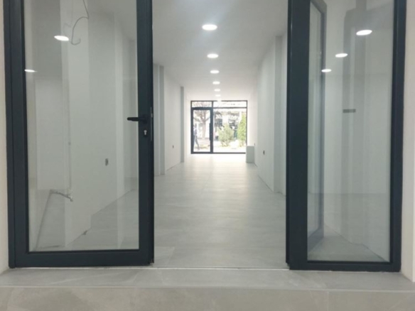 Търговско помещение, Ларго, 224 кв.м. партер, голяма витрина - 0