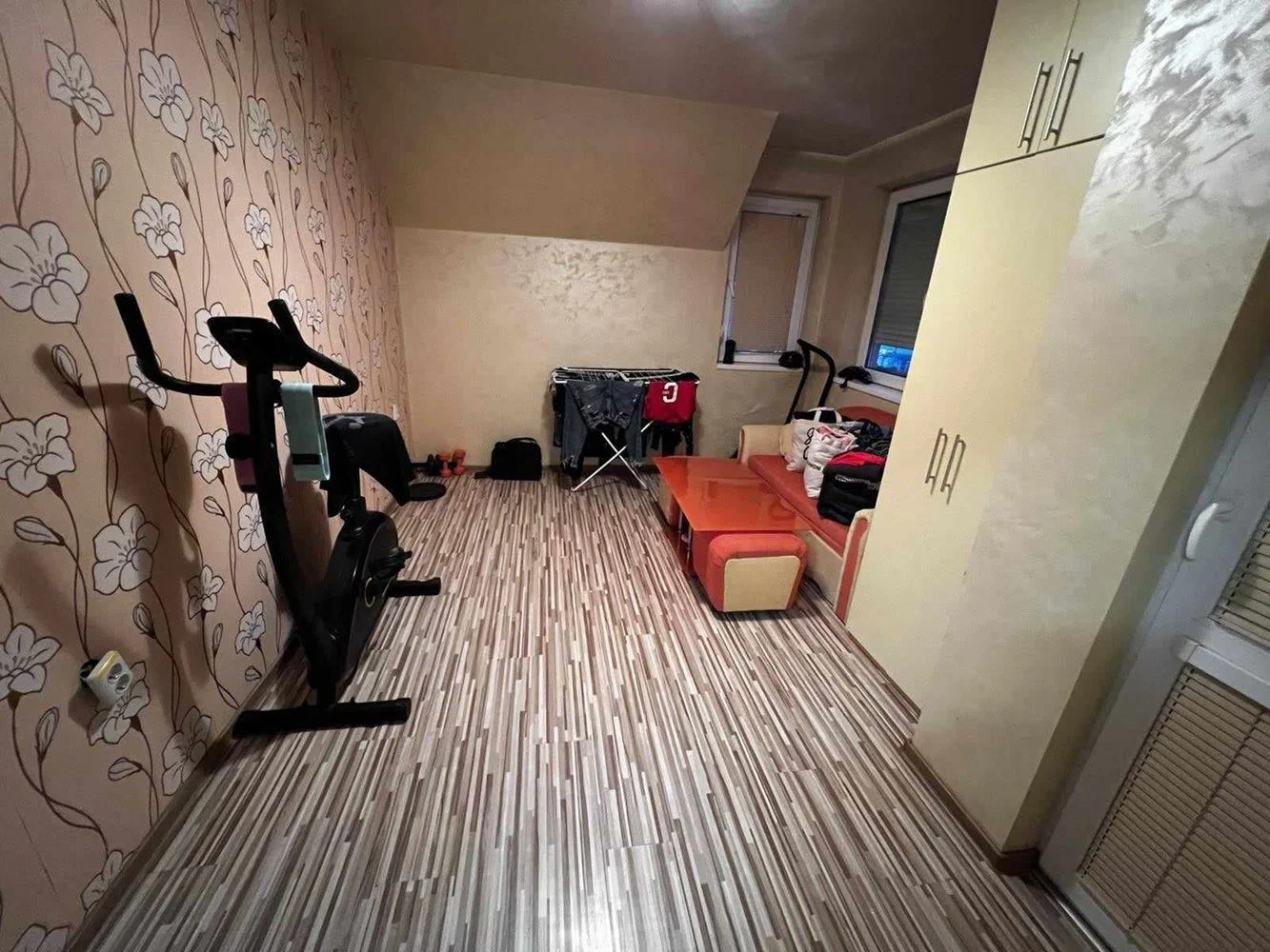 Zentrum - in der Nähe des Platzes. ”LEVSKY” - zu verkaufen drei Schlafzimmer, möbliert, Tez-0 Stadtzentrum – in der Nähe des ”Levski”-Platzes – möblierte 3-Zimmer-Wohnung zu verkaufen, Heizkosten: 0