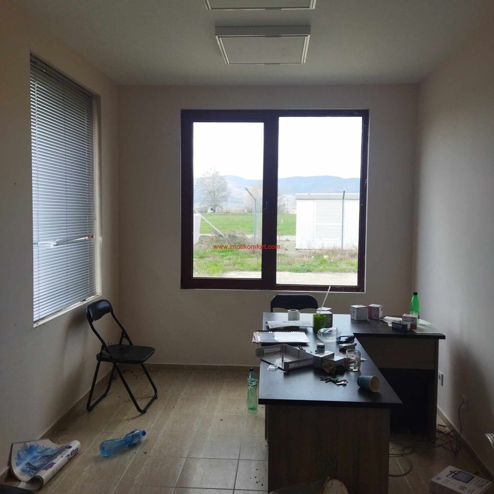 Μεγάλοι βιομηχανικοί χώροι κατάλληλοι για διάφορους τύπους δραστηριοτήτων-0 Продава голямо Промишлено помещение подходящо за различни видове дейност - 0