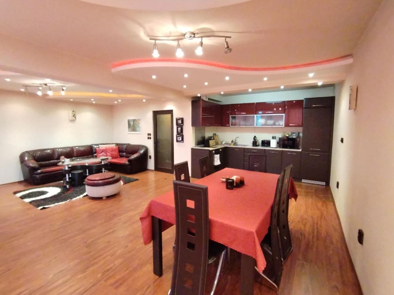 квартал. Дружба, Просторная двухкомнатная квартира в аренду, Меблированная, парковочное место-0 кв. Дружба, Просторен двустаен апартамент под наем, Обзаведен, паркомясто - 0