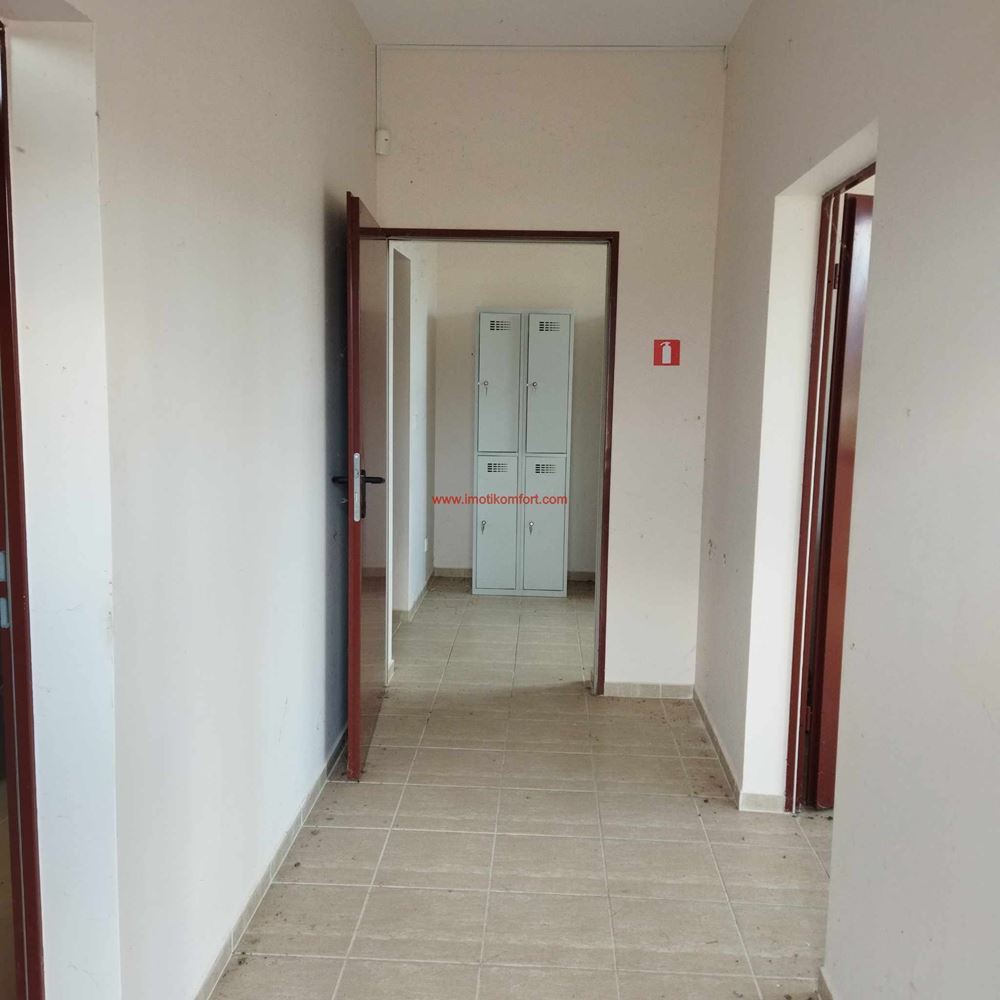 Μεγάλοι βιομηχανικοί χώροι κατάλληλοι για διάφορους τύπους δραστηριοτήτων-0 Продава голямо Промишлено помещение подходящо за различни видове дейност - 0