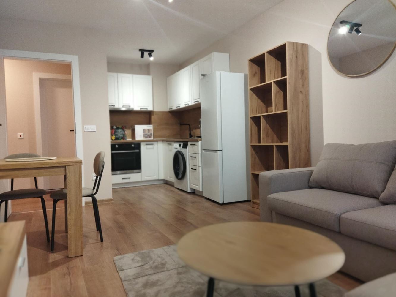 Център – дава под наем отличен, тристаен апартамент – Н. С. стилен, удобен, ТЕЦ,-0 Център - дава под наем отличен, тристаен апартамент - Н. С. стилен, удобен, ТЕЦ, - 0