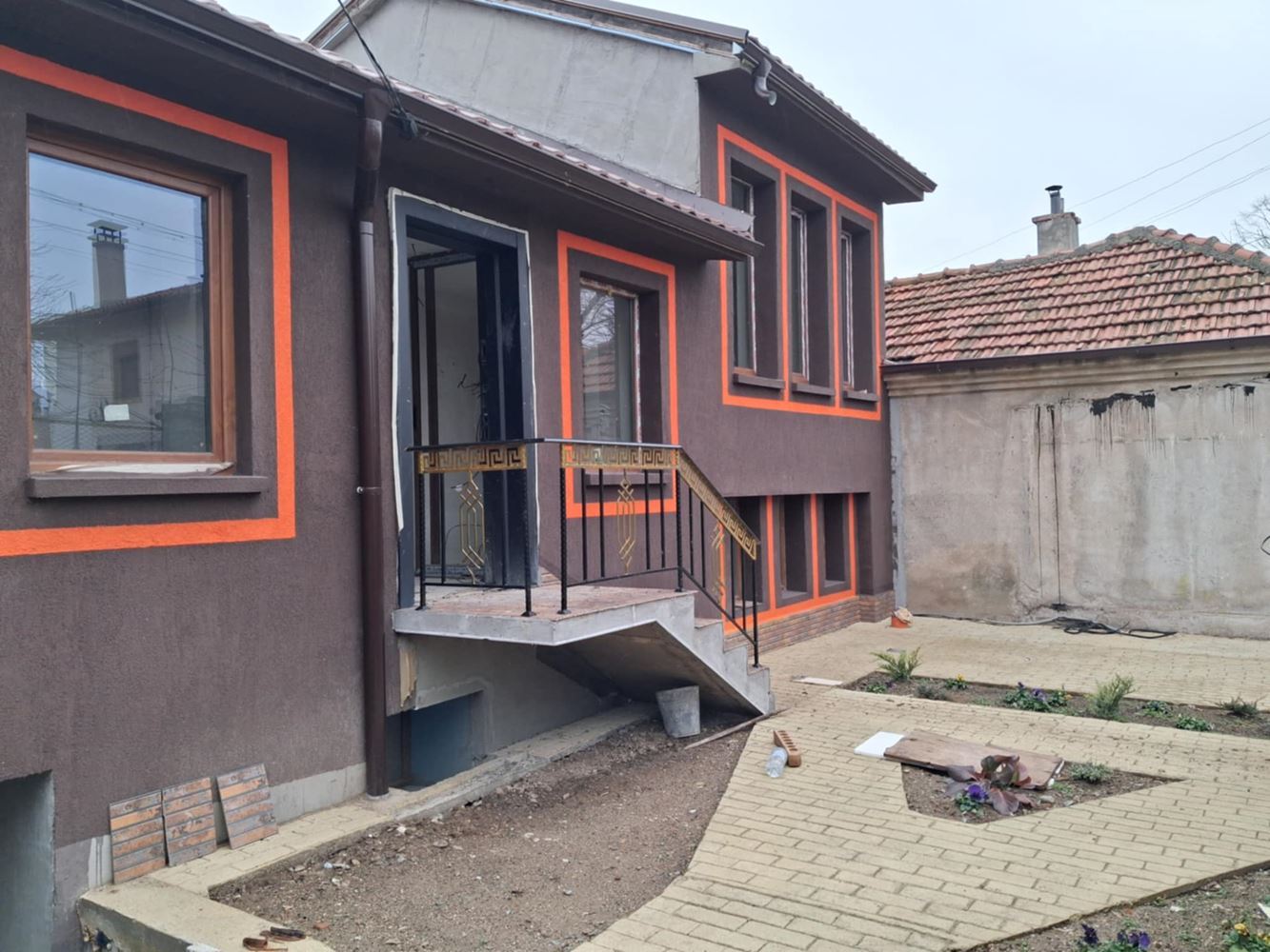 Двуетажна къща с двор в центъра на Сливен-0 Двуетажна къща с двор в центъра на Сливен - 0