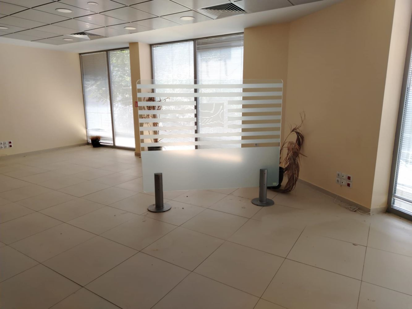 Центр, первый этаж на главной аллее-0 Център, Партерно помещение на главен булевард - 0