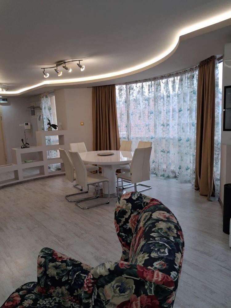 Мезонет в аренду рядом с Ларго - 240 кв.м.-0 Мезонет под наем в близост до Ларго - 240 кв.м. - 0