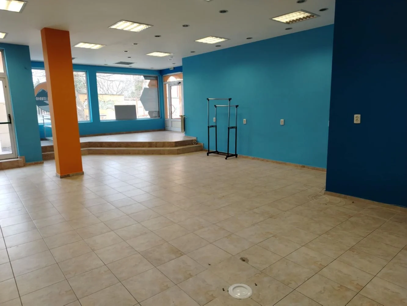 Geschäft im Erdgeschoss im Zentrum, zwei Eingänge, mit TPP-0 Ladenlokal im Erdgeschoss im Stadtzentrum, zwei Eingänge, mit Fernwärme – 0
