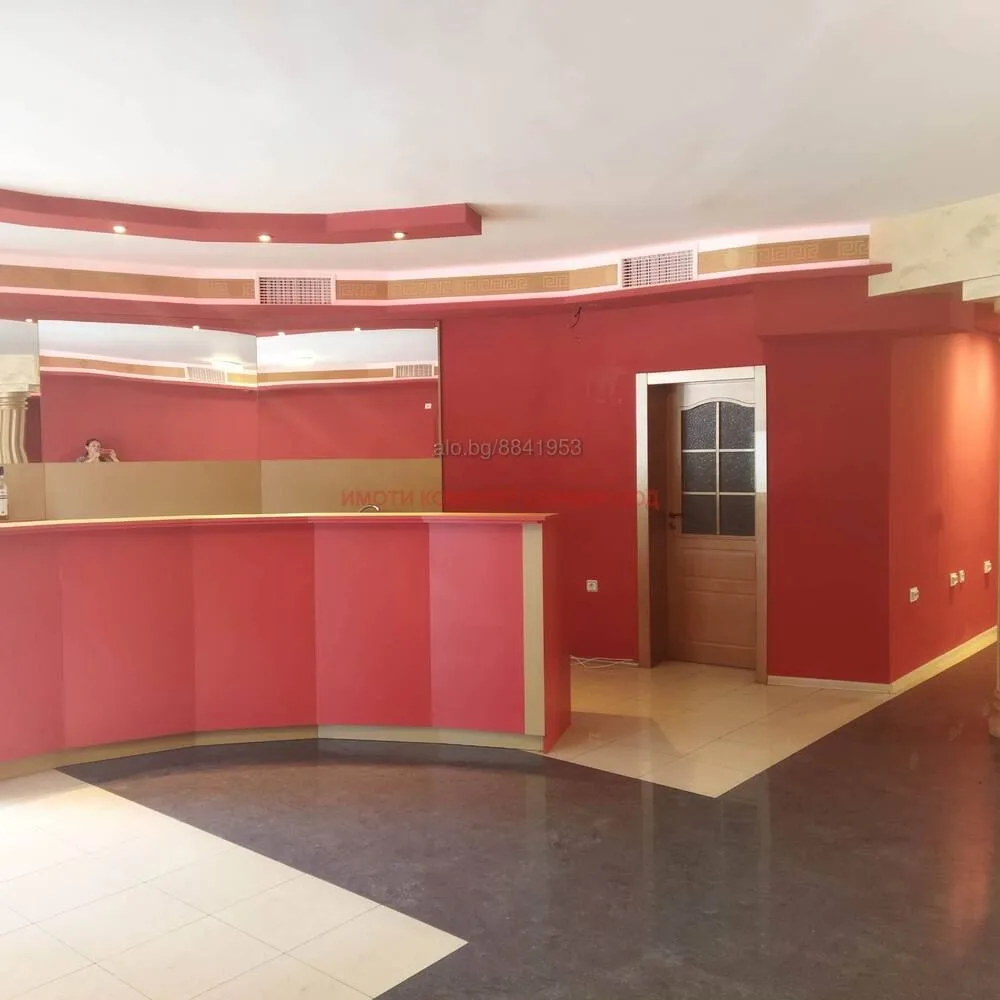 Center, Raum 150qm. Status Spielhalle, 2 Lagerhallen, Rampe-0 Zentrum, Räumlichkeiten mit 150 m², ausgewiesen als Spielhalle, 2 Lagerräume, Laderampe – 0