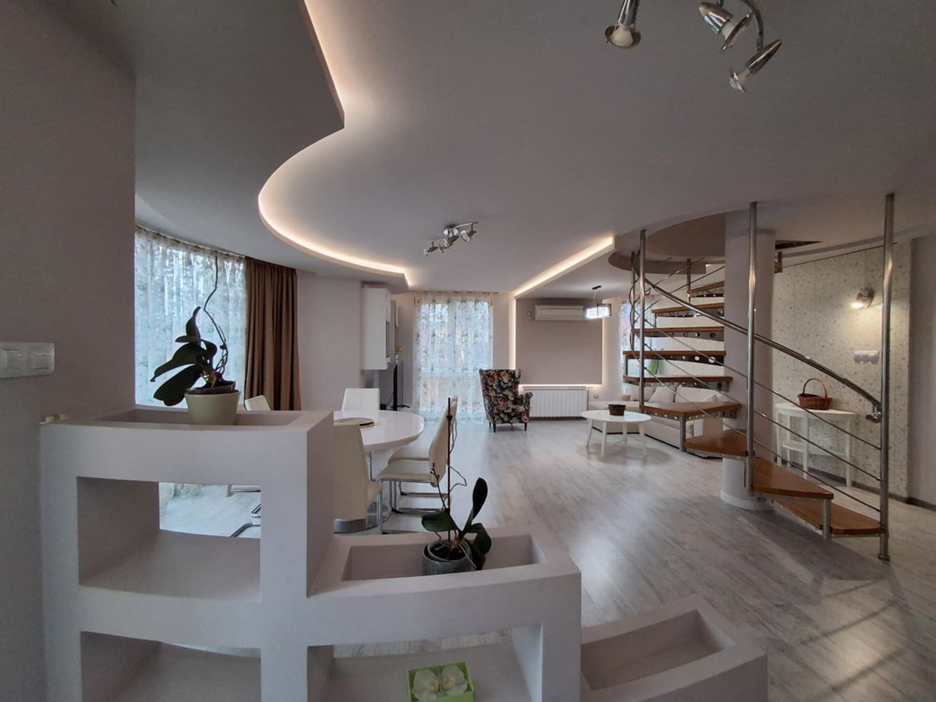 Мезонет в аренду рядом с Ларго - 240 кв.м.-0 Мезонет под наем в близост до Ларго - 240 кв.м. - 0