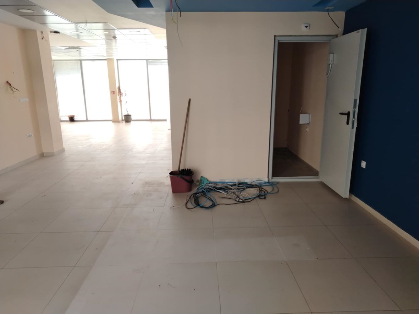 Центр, первый этаж на главной аллее-0 Център, Партерно помещение на главен булевард - 0