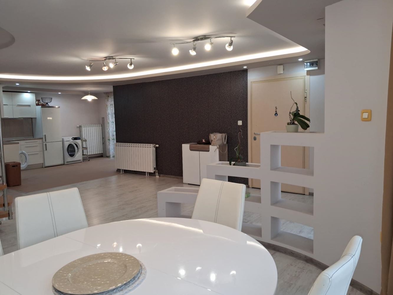 Мезонет в аренду рядом с Ларго - 240 кв.м.-0 Мезонет под наем в близост до Ларго - 240 кв.м. - 0