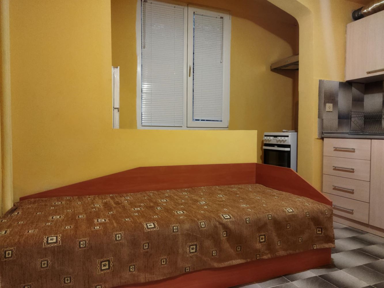 кв. ”Сини камъни”- дава под наем двустаен, първи етаж, обзаведен, ТЕЦ-0 кв. ”Сини камъни”- дава под наем двустаен, първи етаж, обзаведен, ТЕЦ - 0