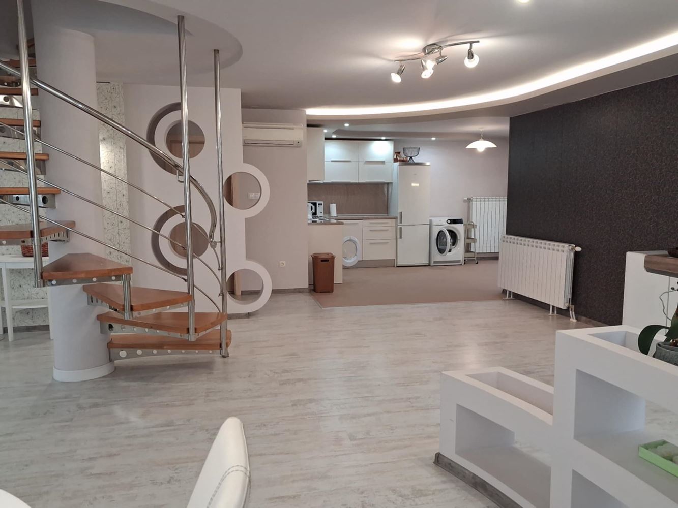 Мезонет в аренду рядом с Ларго - 240 кв.м.-0 Мезонет под наем в близост до Ларго - 240 кв.м. - 0