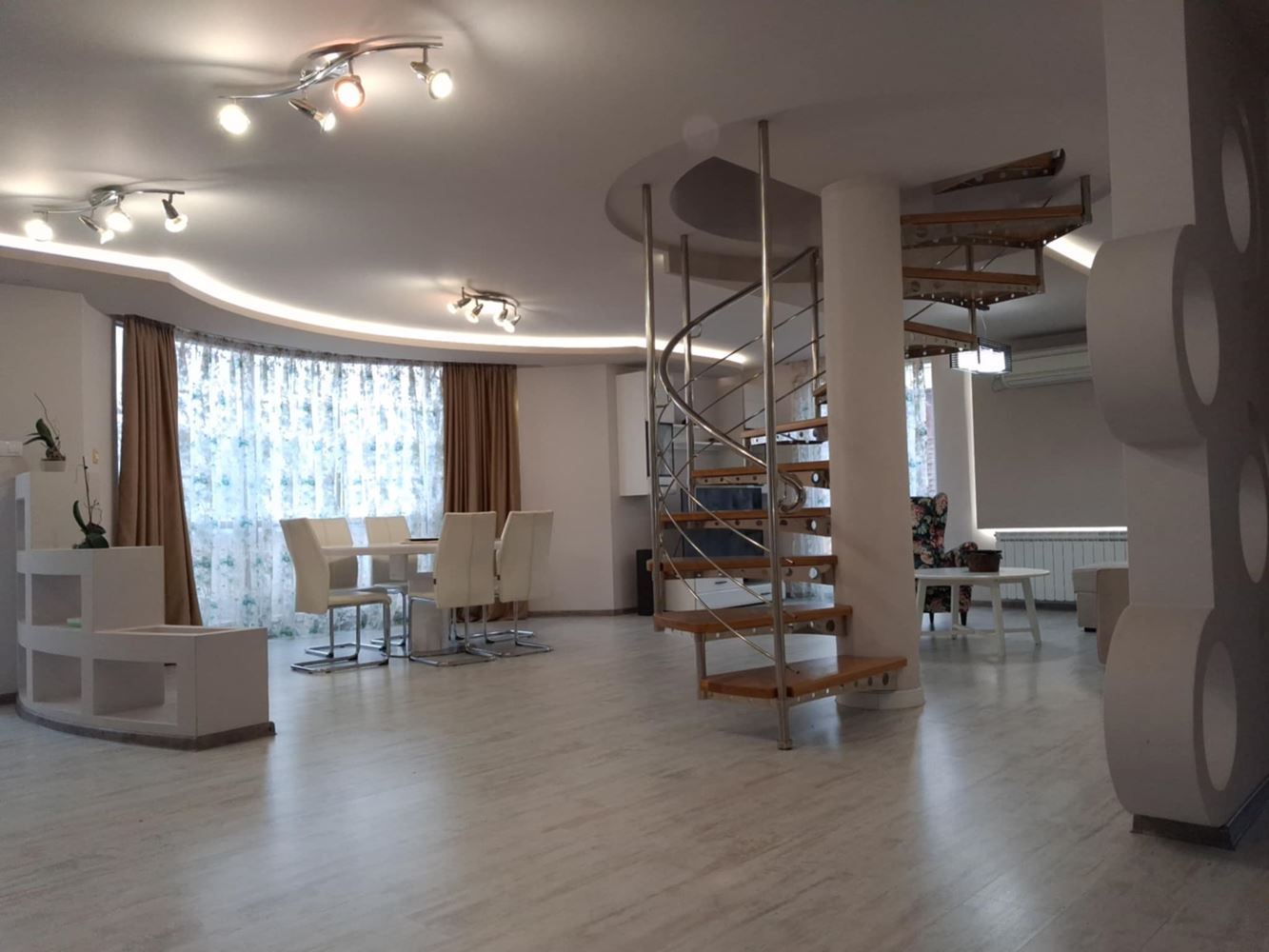 Мезонет в аренду рядом с Ларго - 240 кв.м.-0 Мезонет под наем в близост до Ларго - 240 кв.м. - 0