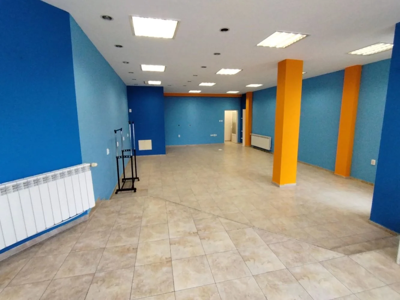 Geschäft im Erdgeschoss im Zentrum, zwei Eingänge, mit TPP-0 Ladenlokal im Erdgeschoss im Stadtzentrum, zwei Eingänge, mit Fernwärme – 0