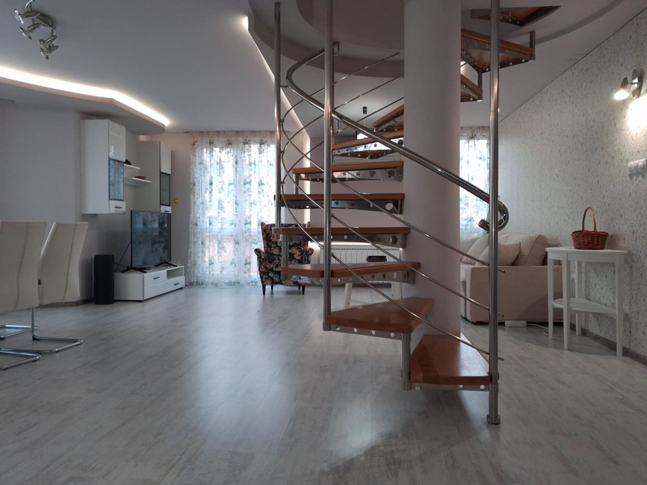 Мезонет в аренду рядом с Ларго - 240 кв.м.-0 Мезонет под наем в близост до Ларго - 240 кв.м. - 0