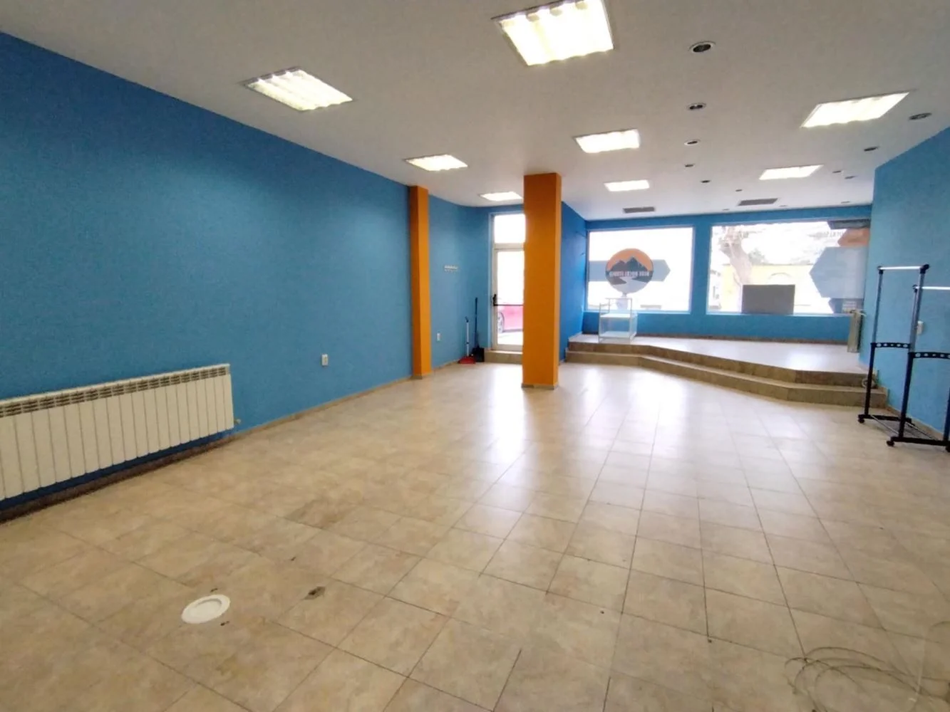 Geschäft im Erdgeschoss im Zentrum, zwei Eingänge, mit TPP-0 Ladenlokal im Erdgeschoss im Stadtzentrum, zwei Eingänge, mit Fernwärme – 0