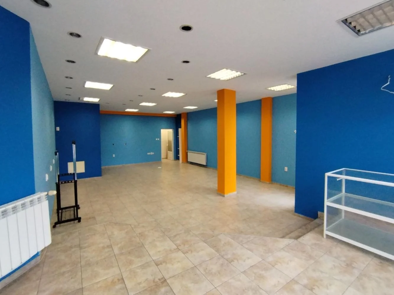 Geschäft im Erdgeschoss im Zentrum, zwei Eingänge, mit TPP-0 Ladenlokal im Erdgeschoss im Stadtzentrum, zwei Eingänge, mit Fernwärme – 0
