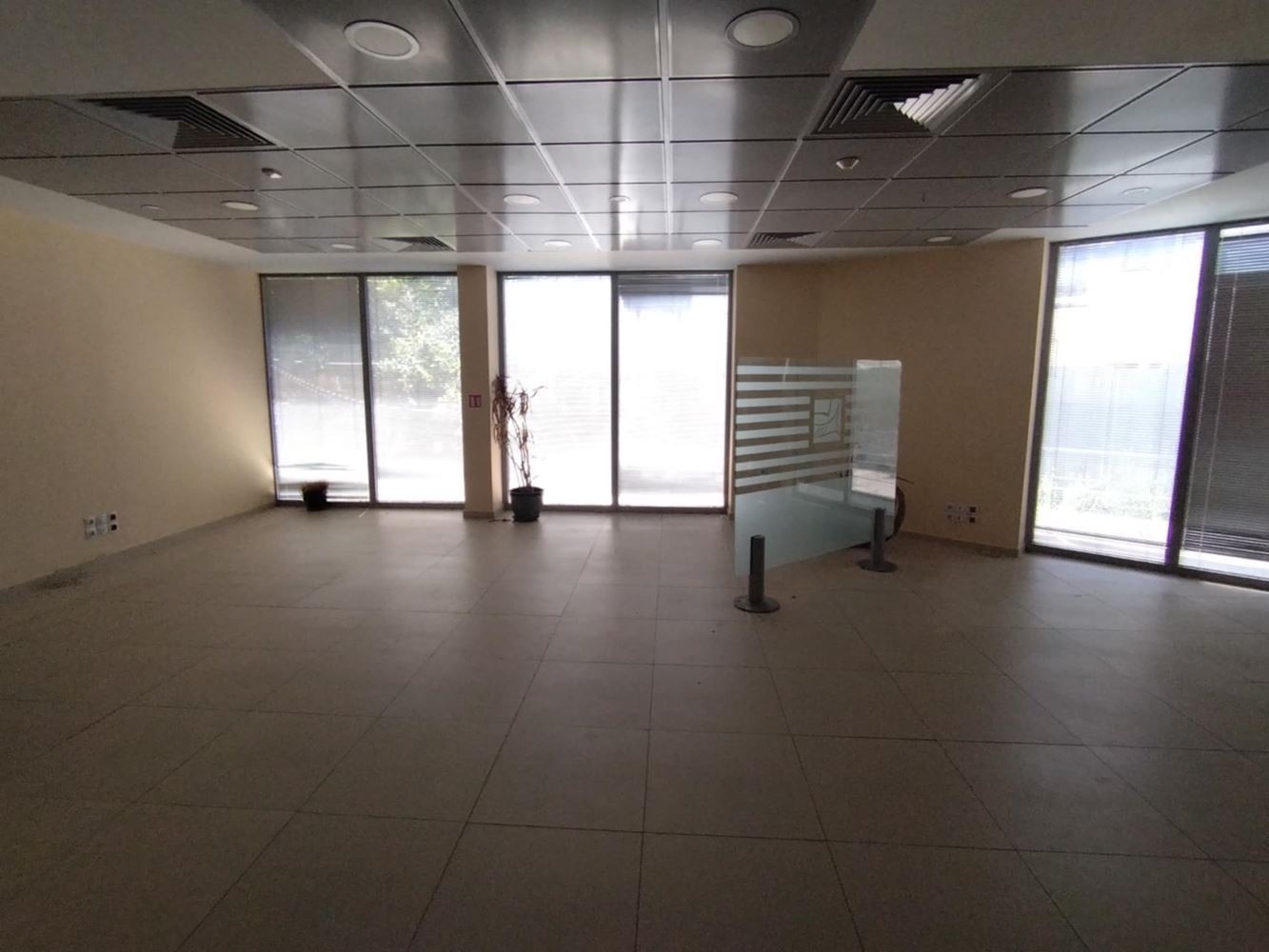 Центр, первый этаж на главной аллее-0 Център, Партерно помещение на главен булевард - 0